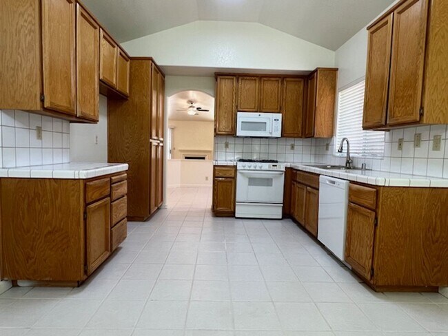 Building Photo - BEAUTIFUL HOME WITH POOL IN ROSEVILLE!