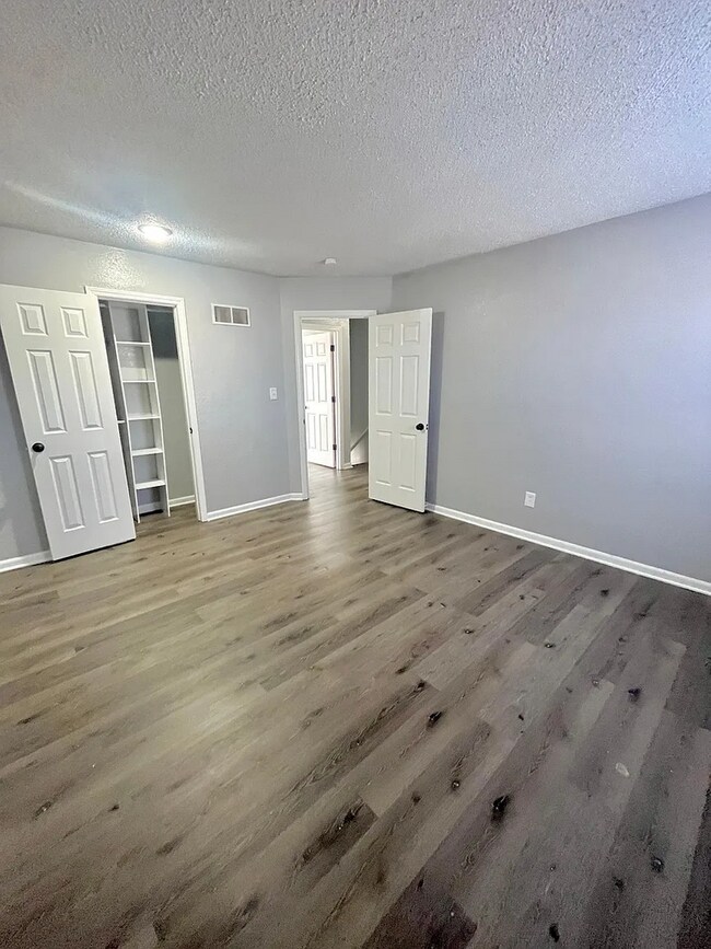 Building Photo - 401-407 NE Highland Ln