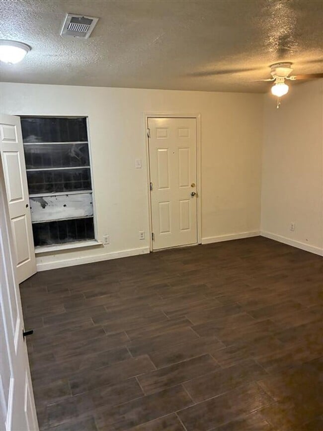 Building Photo - 2/1 Townhouse with covered parking