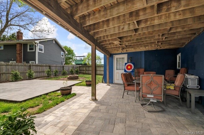 Building Photo - 570 Conklin St