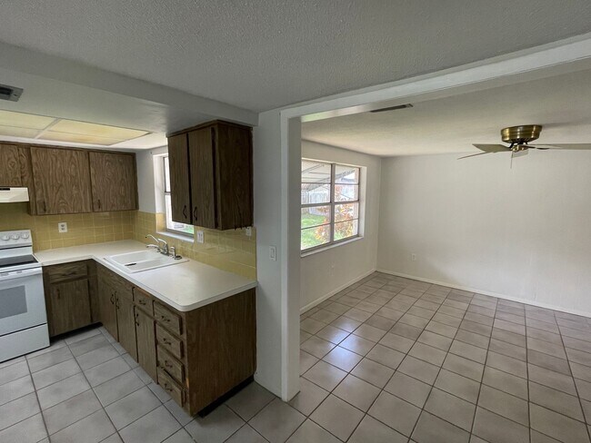 Building Photo - 2/1.5/1 New Port Richey