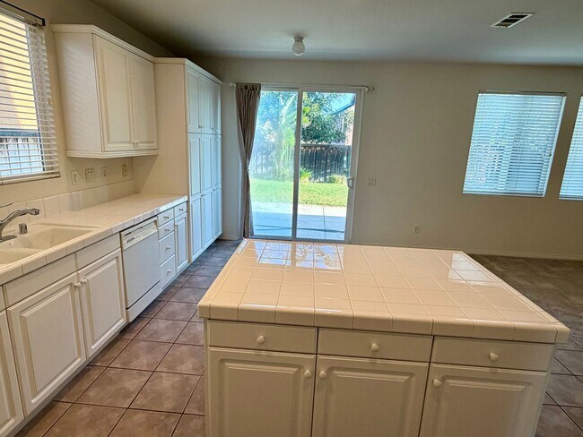 Building Photo - Beautiful 4bd 2.5ba  Murrieta Home with large yard!