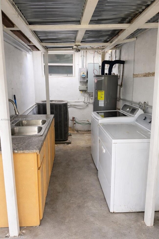 Building Photo - 6833 SW 20th Ct