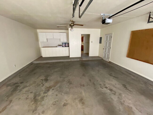 Building Photo - Northeast El Paso 3bed/2bath w/LOTS of living space!