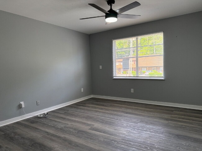Building Photo - 1/2 off one month!!!  Call for details, Section 8!!! Charming 2-Bed Sanctuary in Huntsville – Coz...