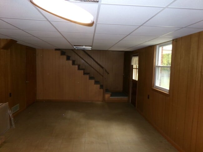 Building Photo - Country Living in Town