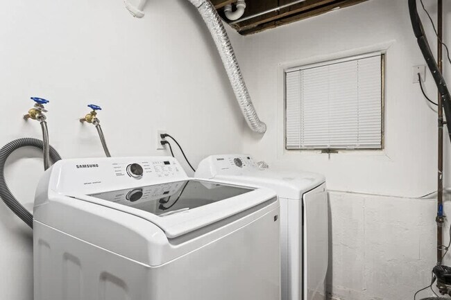 Building Photo - 1410 N Lama Ln