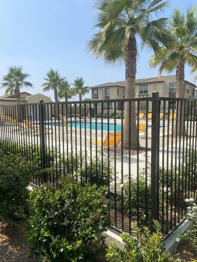 Building Photo - 3 Bedroom 2.5 bath townhouse new community in Ontario