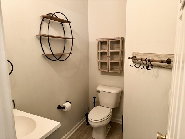Building Photo - Spacious Townhome with a Private Courtyard in Westbury Park!