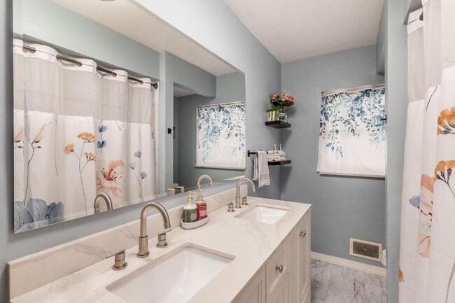 Building Photo - 711 Country Club Rd