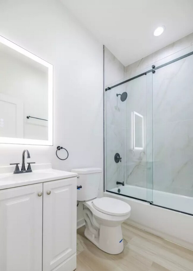 Building Photo - Humboldt Park Gorgeous and Modern 3b/2b