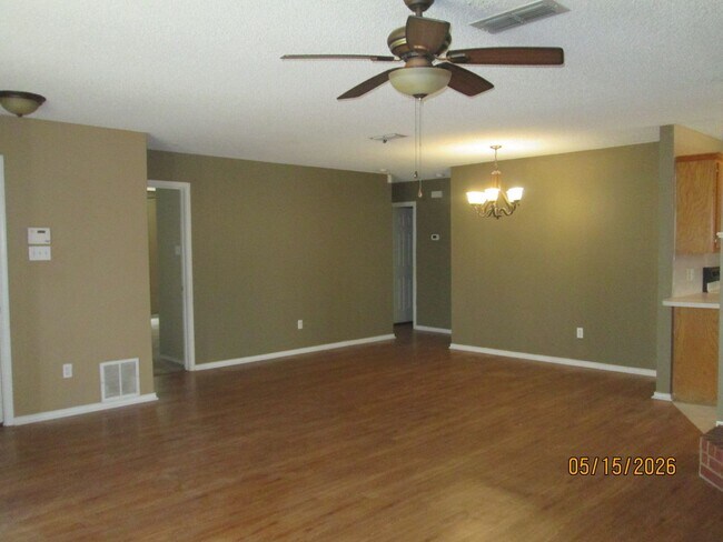 Building Photo - HOUSE - 3 Bedrooms, 2 Bath, 2 Car Garage
