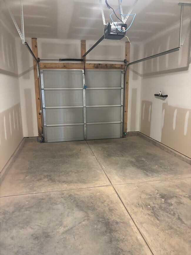 Building Photo - SPacious 3 bedroom 2 1/2 bath home