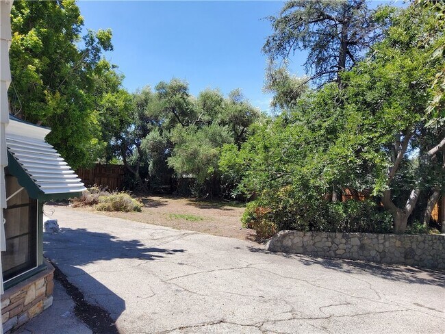 Building Photo - 10630 Hillhaven Ave