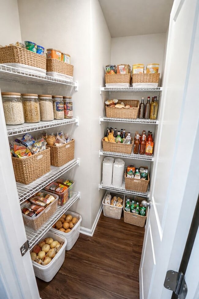 Building Photo - 5 Bedroom Home in Meadow Springs