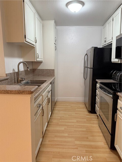 Building Photo - 898 Temple Terrace