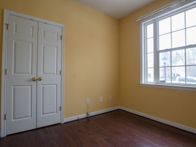 Building Photo - 4 bed townhouse available now!