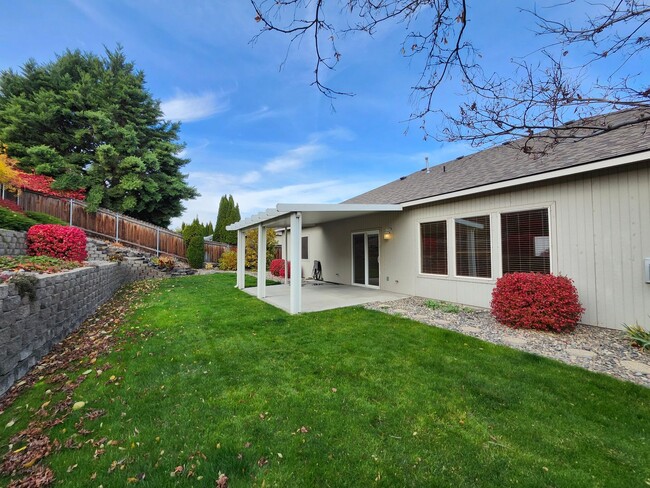 Building Photo - Stunning S. Richland Home- Home Office, Soaking Tub in Primary Suite Bathroom