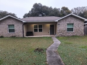 Building Photo - BEAUTIFUL 3 Bedroom Home UNFURNISHED