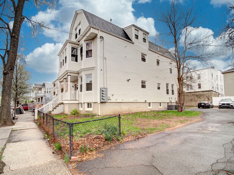 Building Photo - 140 Fabyan Pl