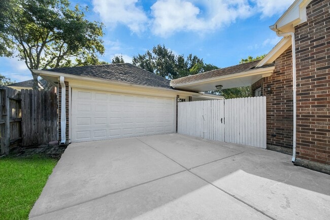 Building Photo - 1335 Crescent Pkwy Ct