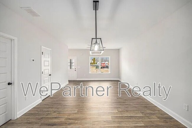 Building Photo - 144 Crestpoint Rd