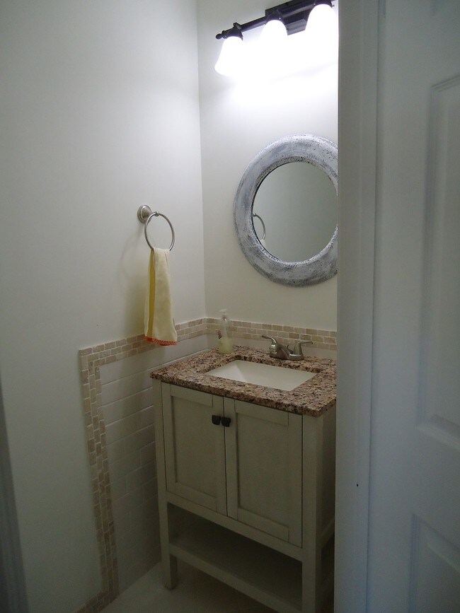 Building Photo - 1395 NE 33rd Ave