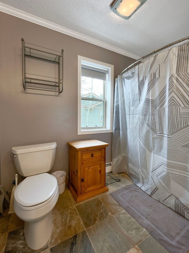 Building Photo - On Bus Route! 2bed/2.5 Bath, Sunny Town House!