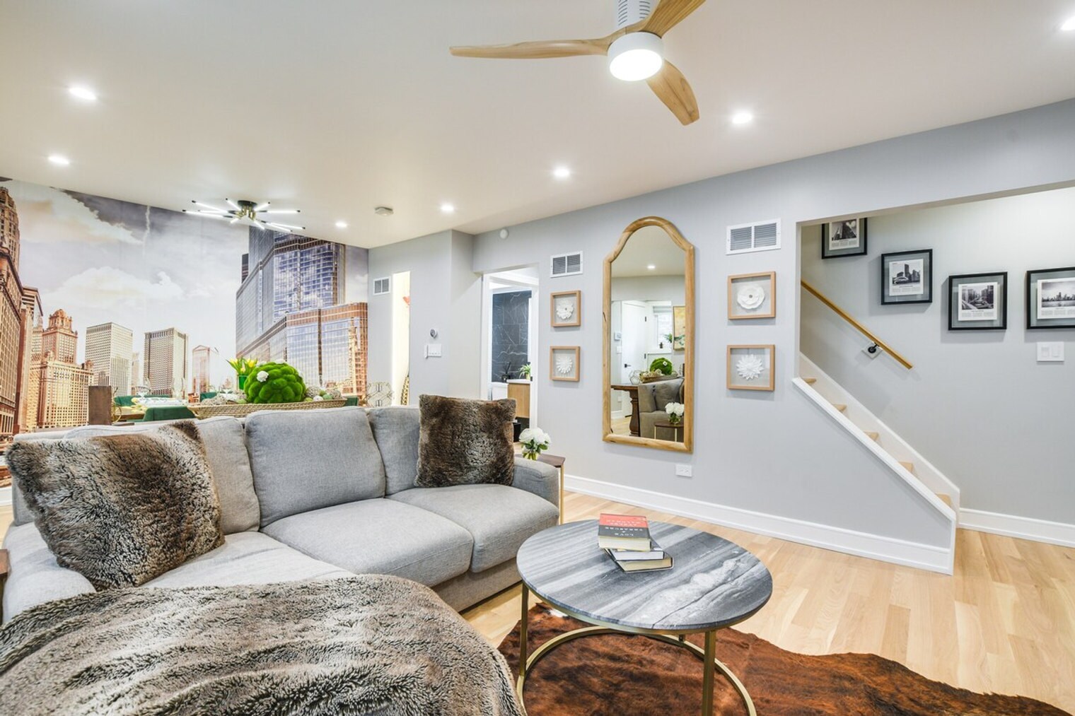 Building Photo - 6242 N Kenmore Ave