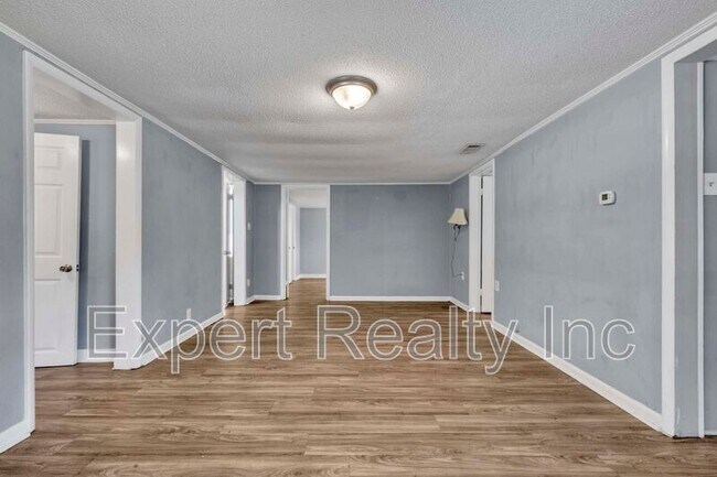 Building Photo - 216 Meadowood Ave