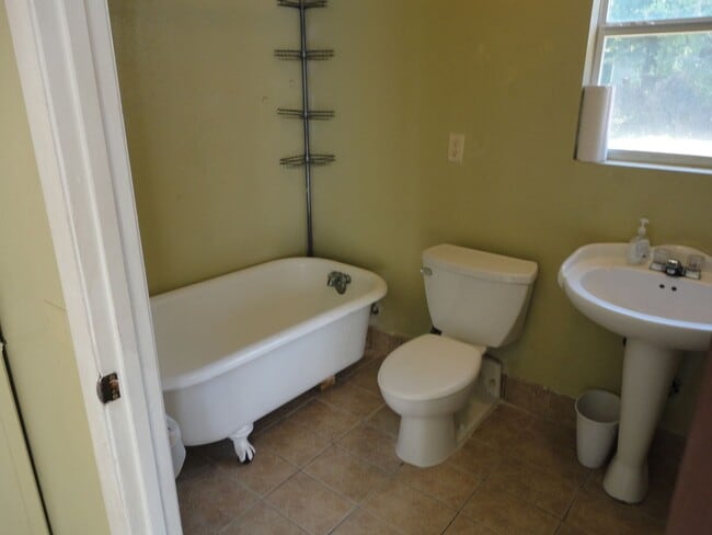 Building Photo - Nice 4 bedroom/2 Bathroom home
