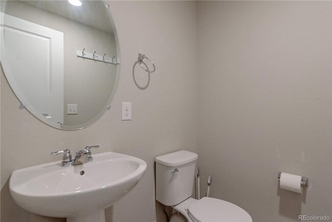 Building Photo - Beautiful Townhome in Lakewood