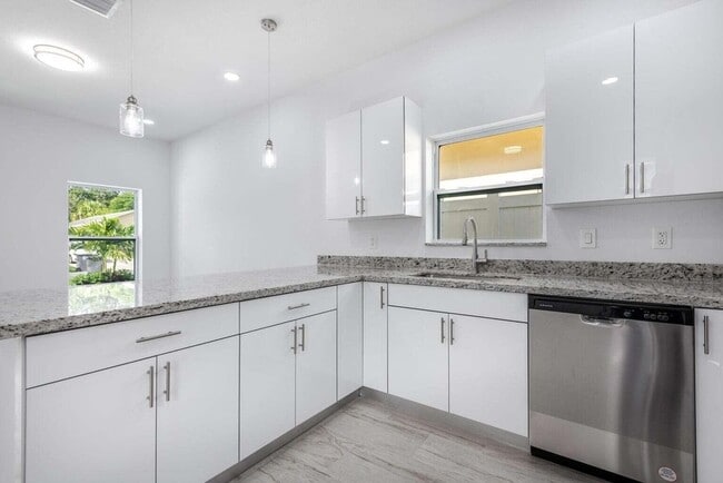 Building Photo - 2827 Saranac Ave