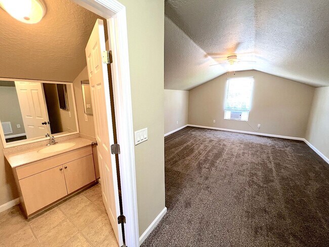 Building Photo - Huge 4 Bed 3 Bath 2 Car Townhome w FENCED YARD  for Rent!