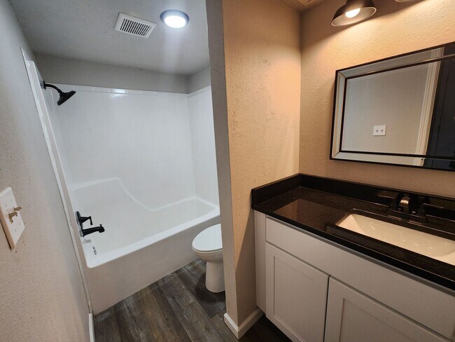 Building Photo - IMMEDIATE MOVE IN