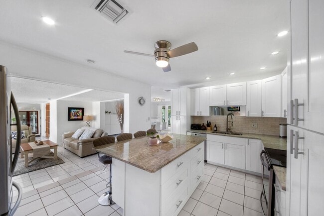 Building Photo - 220 SE 2nd Ave