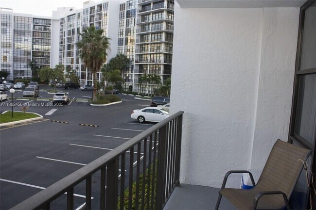 Building Photo - 1000 Parkview Dr