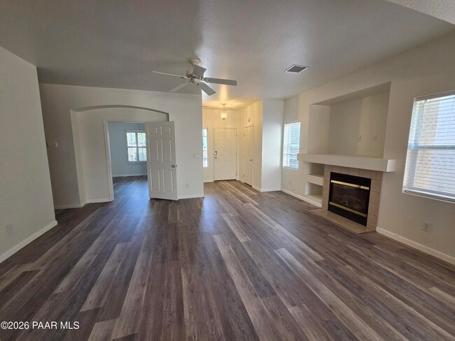 Building Photo - 556 N Robles St