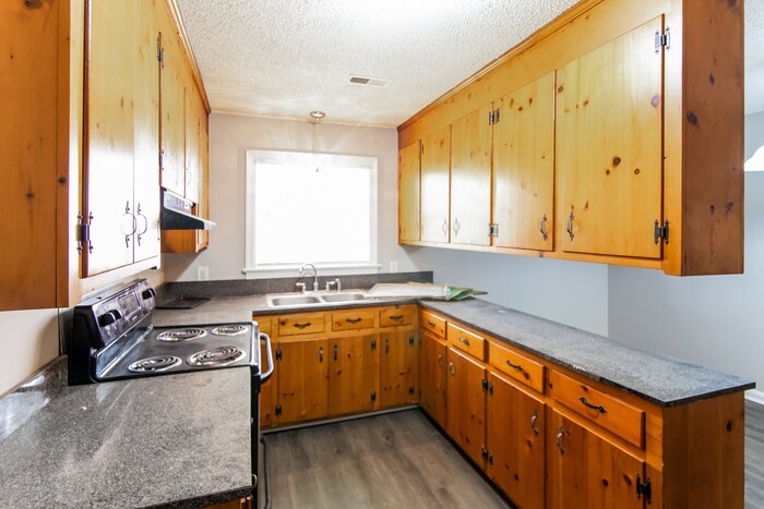 Building Photo - 7031 N Kenwood Dr