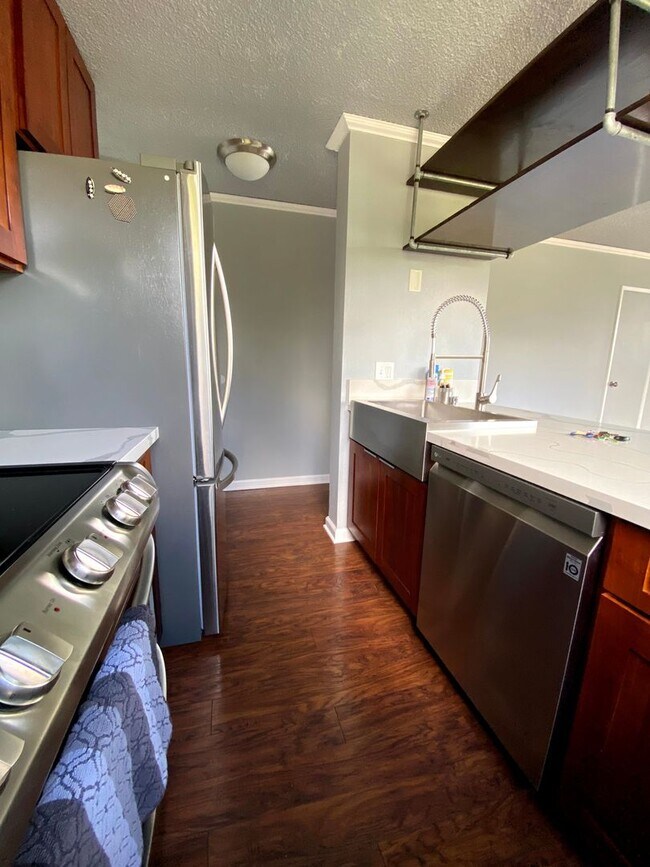 Building Photo - LELE PONO - Desirable high-rise in Pearlridge area. 2 bedrooms, 2 bath, 1 assigned parking stall,...