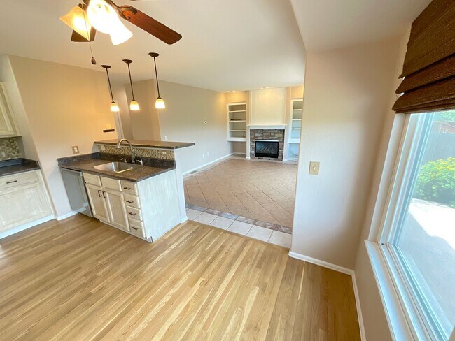 Building Photo - 4 Bedroom Home Available Near Constitution...
