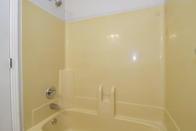 Building Photo - 810-C Golfview Pl