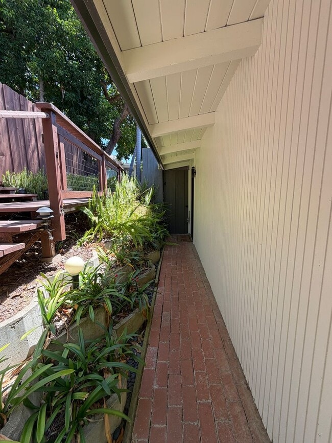 Building Photo - Mid Century Modern 2 bdrm 1 bath