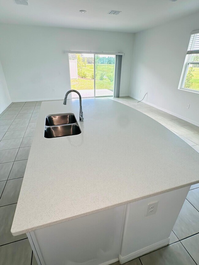 Building Photo - 2287 Portrait St