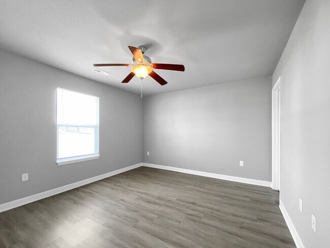 Building Photo - Beautiful Renovated Single Family Home | 3 BR/2BA Duplex| 1-Car Covered Parking |Spacious & Sunny...