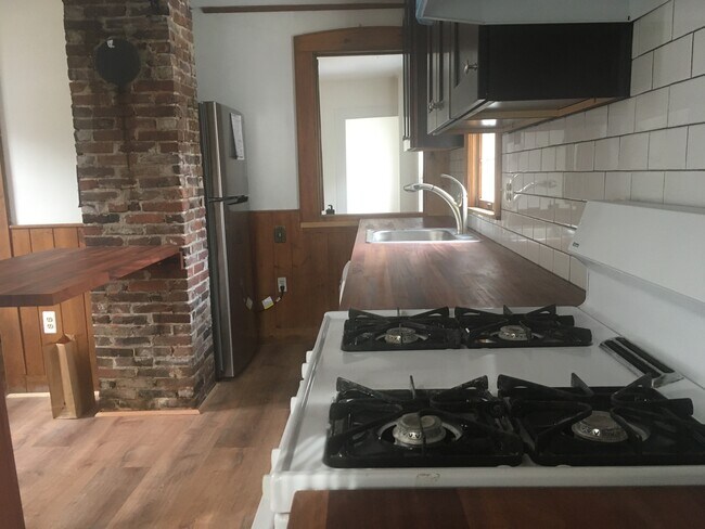 Stove view - 468 Union St