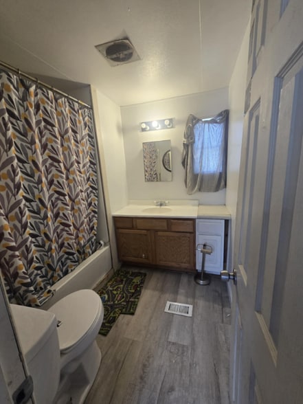 Building Photo - 10 9th Ave