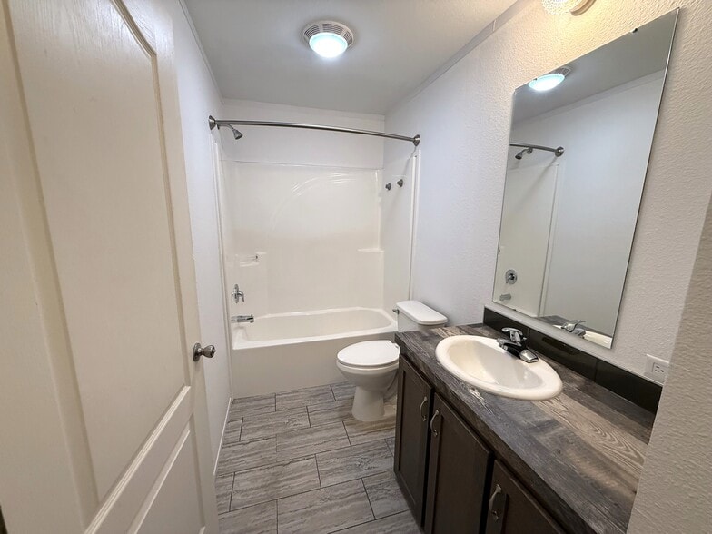 Building Photo - 4 Northglen Dr