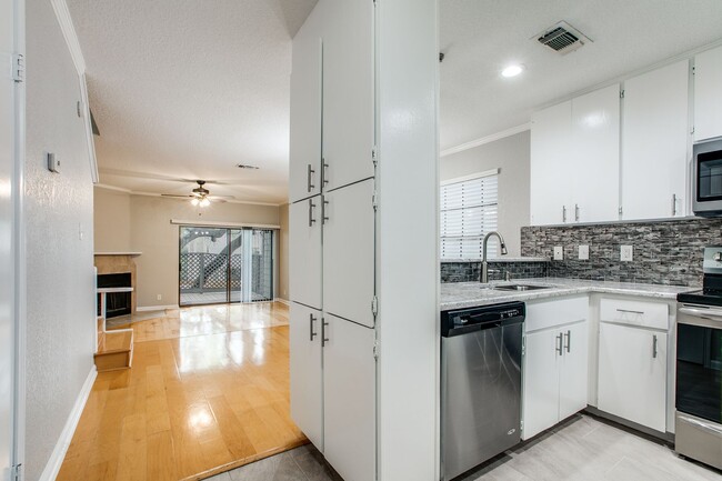 Building Photo - 2 Bedroom/2.5 Bath Edgecliff Subdivision
