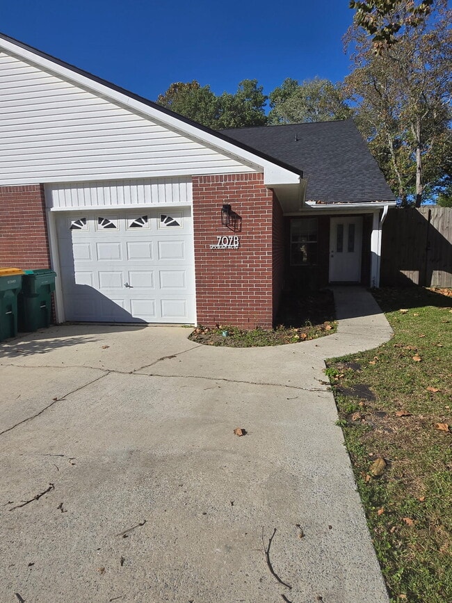 Building Photo - 707 Woodlawn Ave